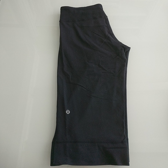 Luluemon Black Womens Capri-Size 6 - Picture 2 of 5